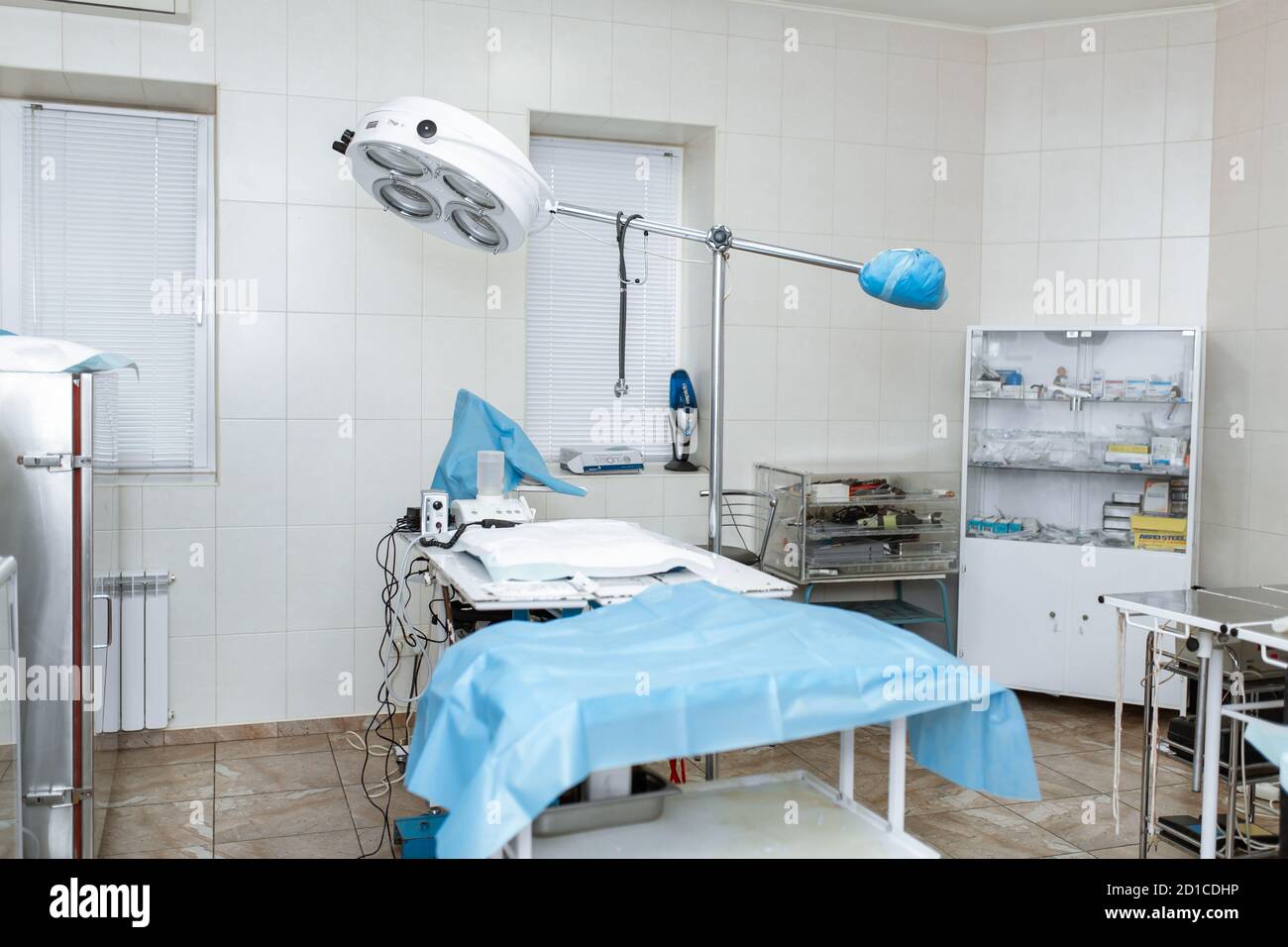 Vide stérile propre salle de chirurgie d'exploitation. Se préparer à une  chirurgie. L'équipement médical. Clinique vétérinaire Photo Stock - Alamy