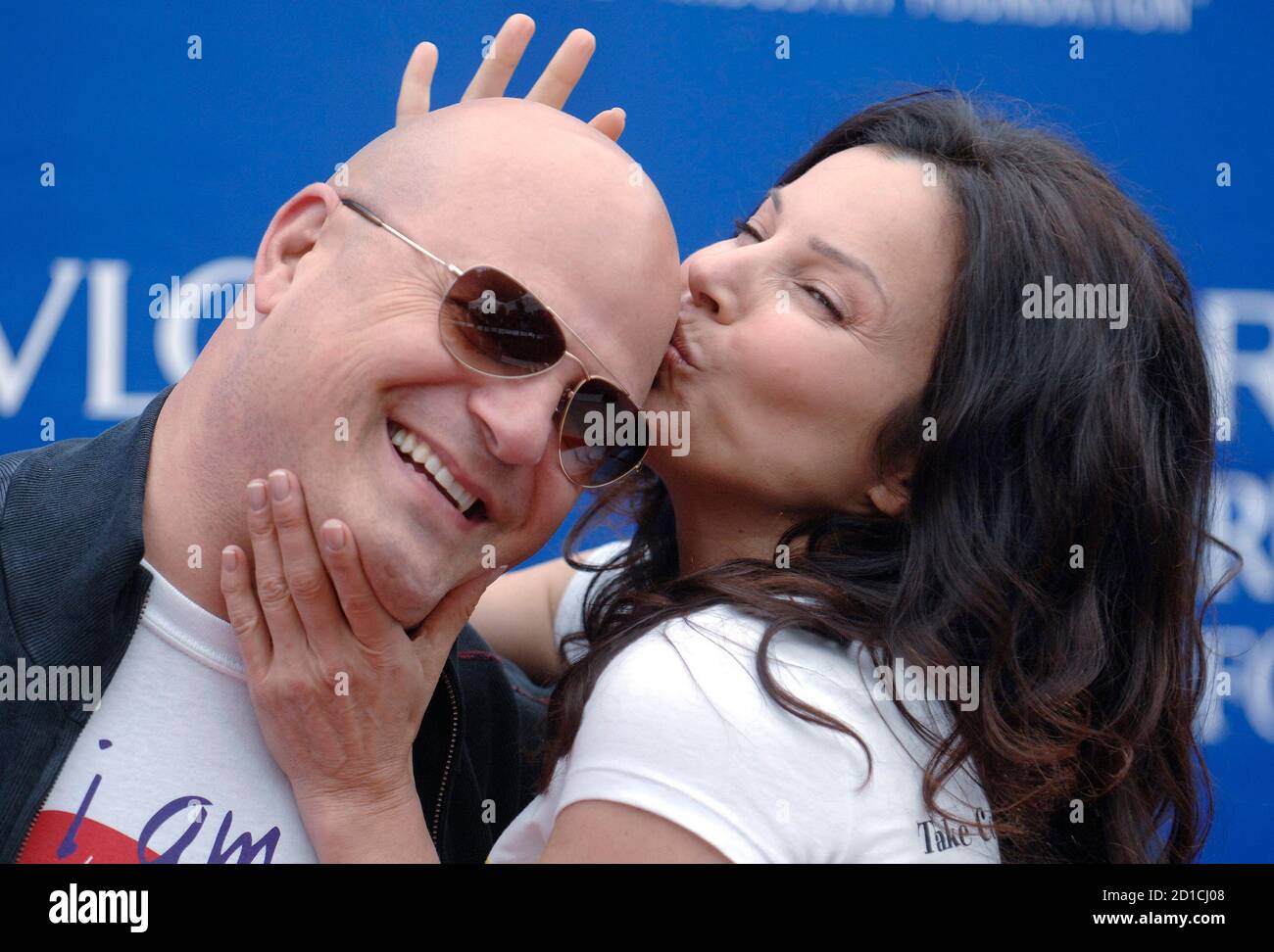 L'actrice Fran Drescher (R) embrasse l'hôte Michael Chiklis à la tête de la  Revlon Run/Walk for Women de la Entertainment Industry Foundation, tenue à  Los Angeles, Californie le 12 mai 2007. REUTERS/Phil