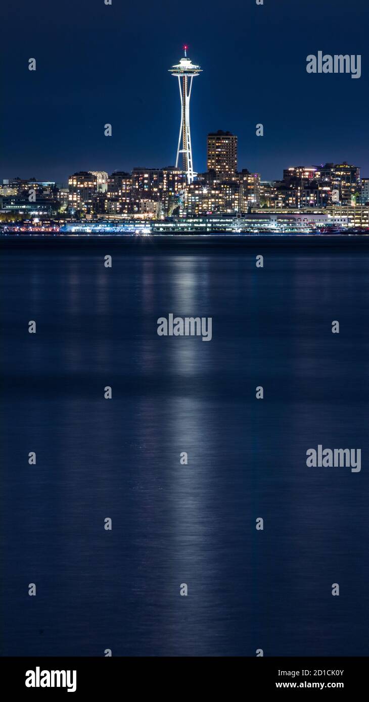 L'emblématique Space Needle et Elliot Bay à Seattle, Washington, la nuit, depuis Alki Beach Banque D'Images