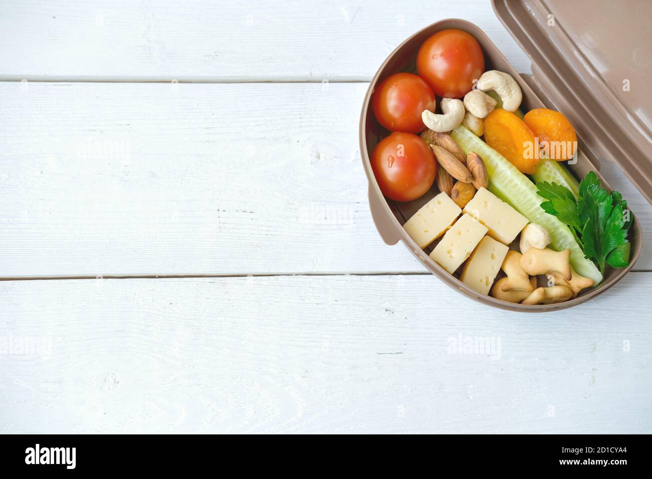 Concept de retour à l'école. Boîte à lunch saine avec fromage, tomates, concombre et noix. Déjeuner scolaire pour les mangeurs de païens. Espace de copie pour le texte Banque D'Images