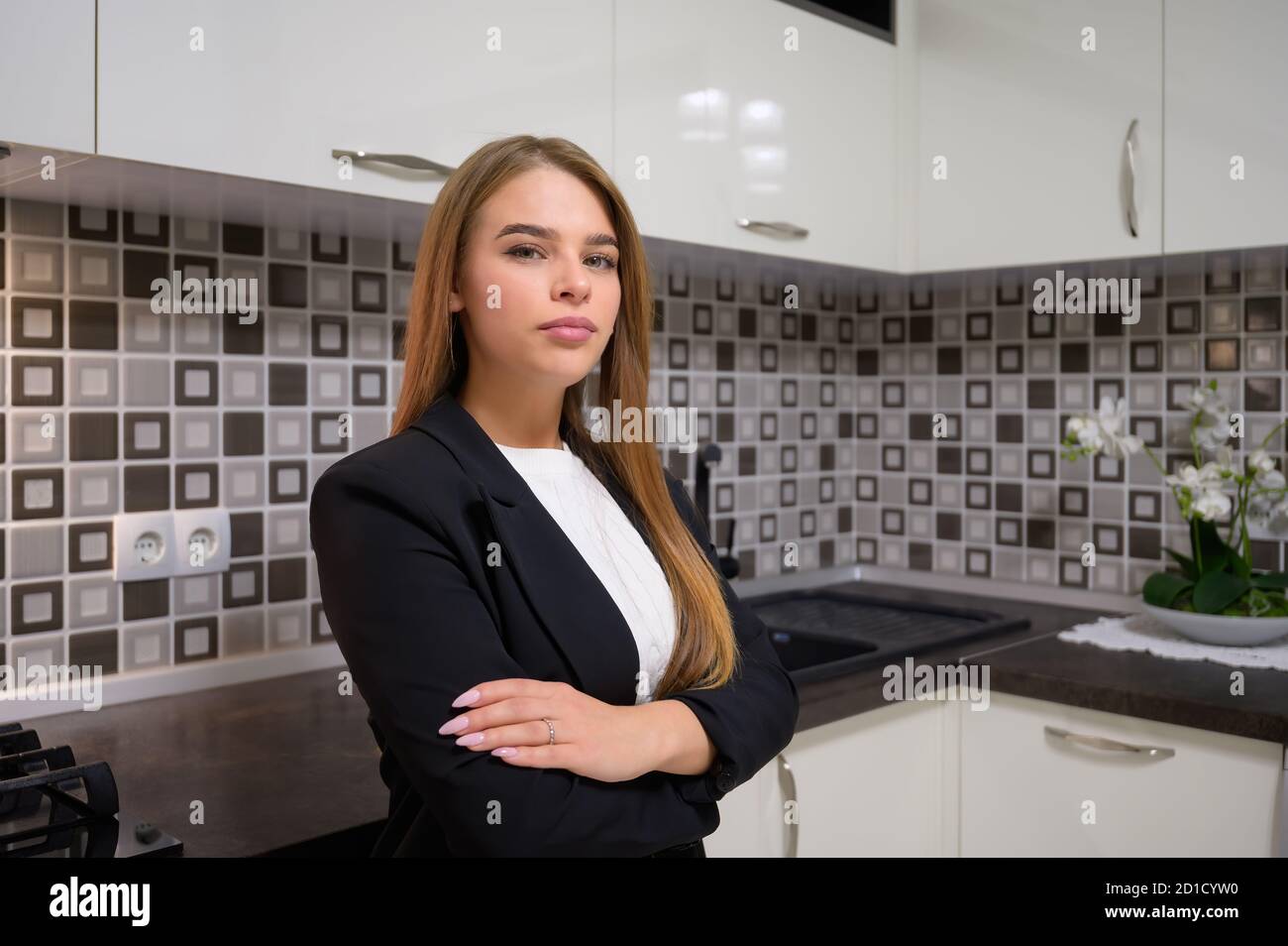 Jeune femme à l'intérieur de cuisine blanc moderne de luxe en provence style Banque D'Images