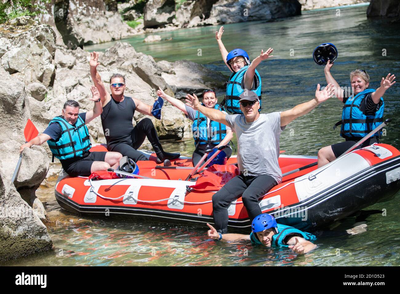 Équipe de rafting sur la pause. Profitez de la journée ensoleillée. Banque D'Images