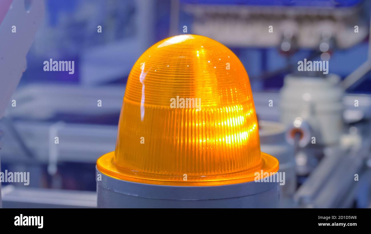 Danger, juridique, voyant d'alerte, attention, danger, concept de  fabrication. Gros plan du voyant d'alarme orange clignotant d'avertissement  pour l'industrie Photo Stock - Alamy