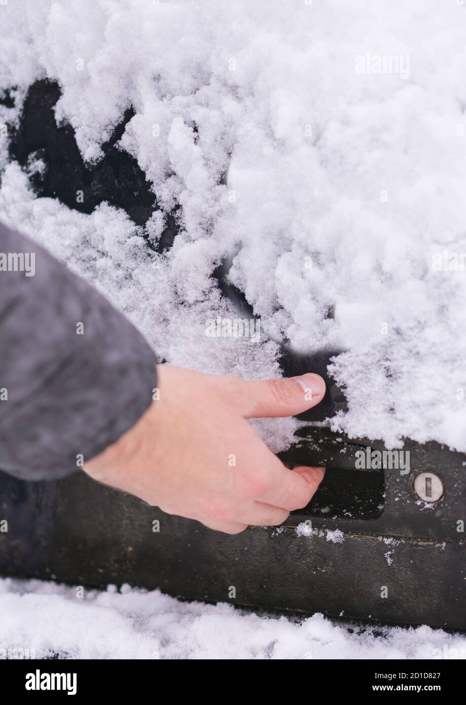 Vue rapprochée de la serrure de voiture gelée à déverrouillage manuel Banque D'Images