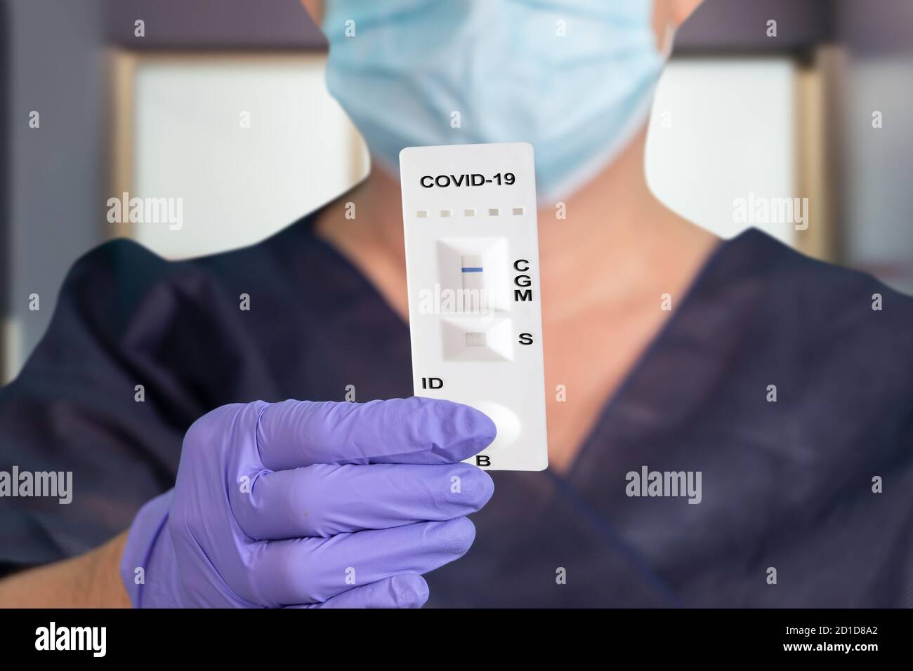 La main d'un médecin ou d'un technicien de laboratoire montre un test de laboratoire rapide COVID-19 pour détecter les anticorps IgM et IgG contre le nouveau coronavirus, le COV-SRAS-2 WIT Banque D'Images