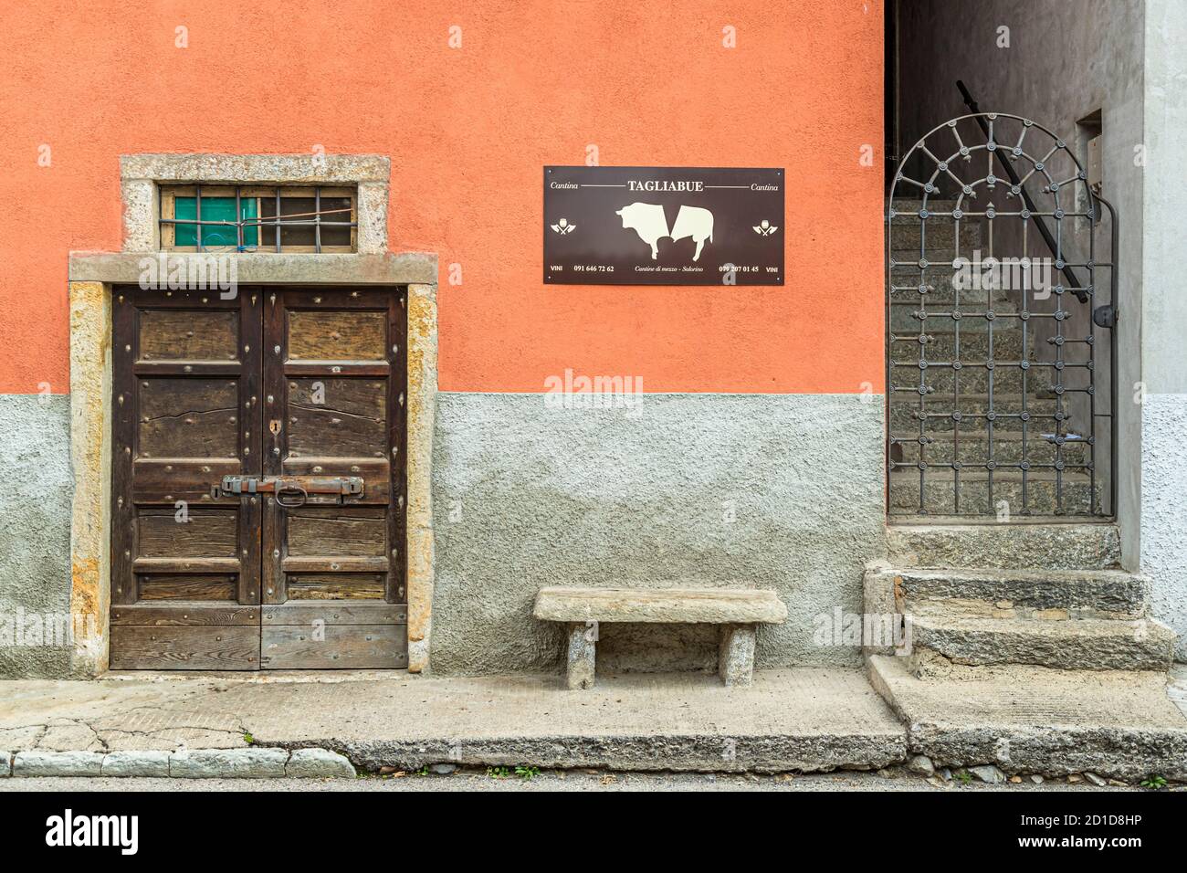 Portes d'entrée des cantines traditionnelles sur la via Cantine di Salorino, Circolo di Mendrisio, Suisse Banque D'Images