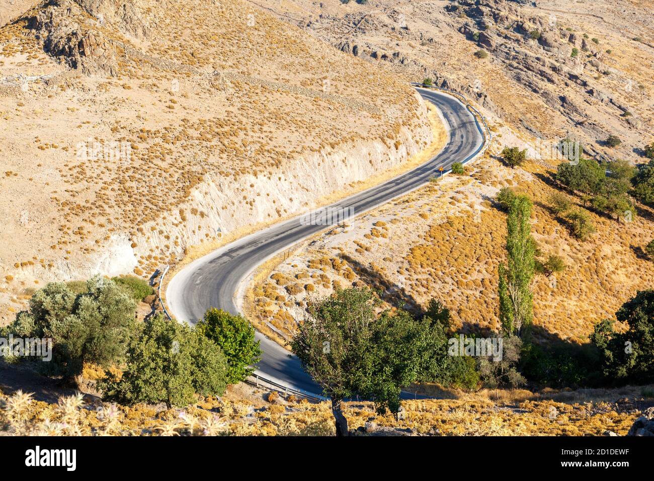 Courbe de montagne dans l'ouest sauvage de Lesvos, en mer Egée, Grèce. Banque D'Images