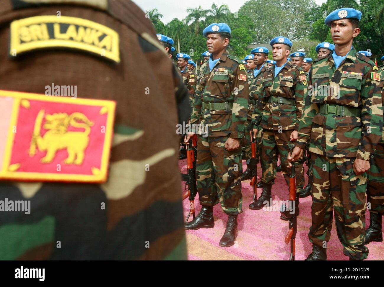 Des soldats assistent à une parade de la force de maintien de la paix des Nations Unies au Sri Lanka dans le cantonnement de l'armée, dans la banlieue de Colombo, à Panagoda, le 3 décembre 2008. Environ 748 militaires ont terminé leur formation et se joindront à la force de maintien de la paix d'Haïti plus tard ce mois-ci, selon un porte-parole militaire. REUTERS/Buddhika Weerasinghe (SRI LANKA) Banque D'Images