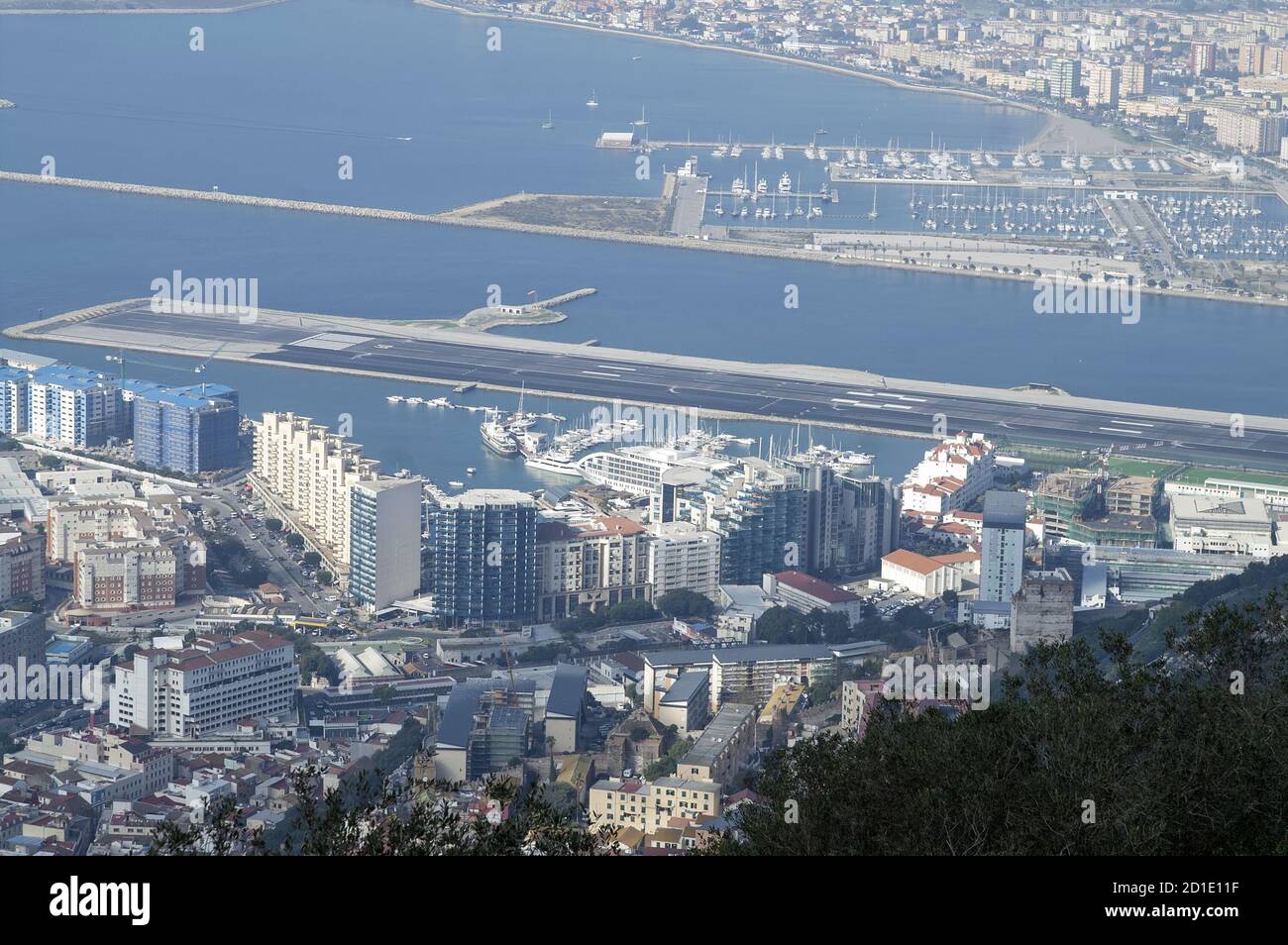 Gibraltar ; piste de l'aéroport. Flughafen-Rollbahn. Start- und Landebahn. 跑道 Lotnisko, pas startowy; Droga startowa; Pista de aterrizaje Banque D'Images