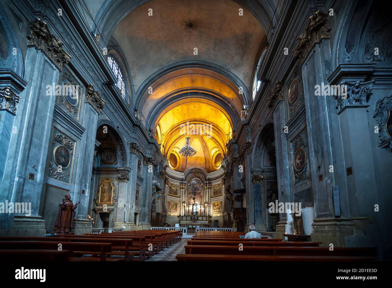 Vue panoramique de l'intérieur de l'église baroque Saint François de Paule dans le quartier du cours Saleya de la vieille ville de Nice France. Banque D'Images Vue panoramique de l'intérieur de l'église baroque Saint François de Paule dans le quartier du cours Saleya de la vieille ville de Nice France. Banque D'Images