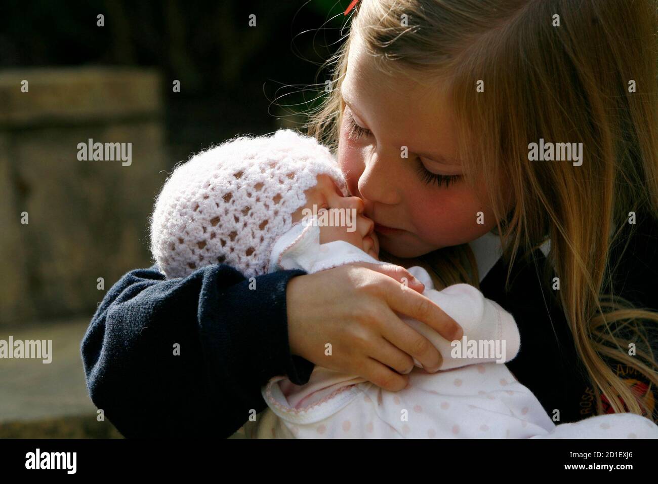 Chloe Howden Calin Sa Poupee Reborn Baby Authentique Nommee Katie Dans Fountainhall Pres D Edimbourg Ecosse Le 16 Juin 08 Les Nouveau Nes Sont Des Poupees Bebes Etonnamment Realistes Soigneusement Fabriquees
