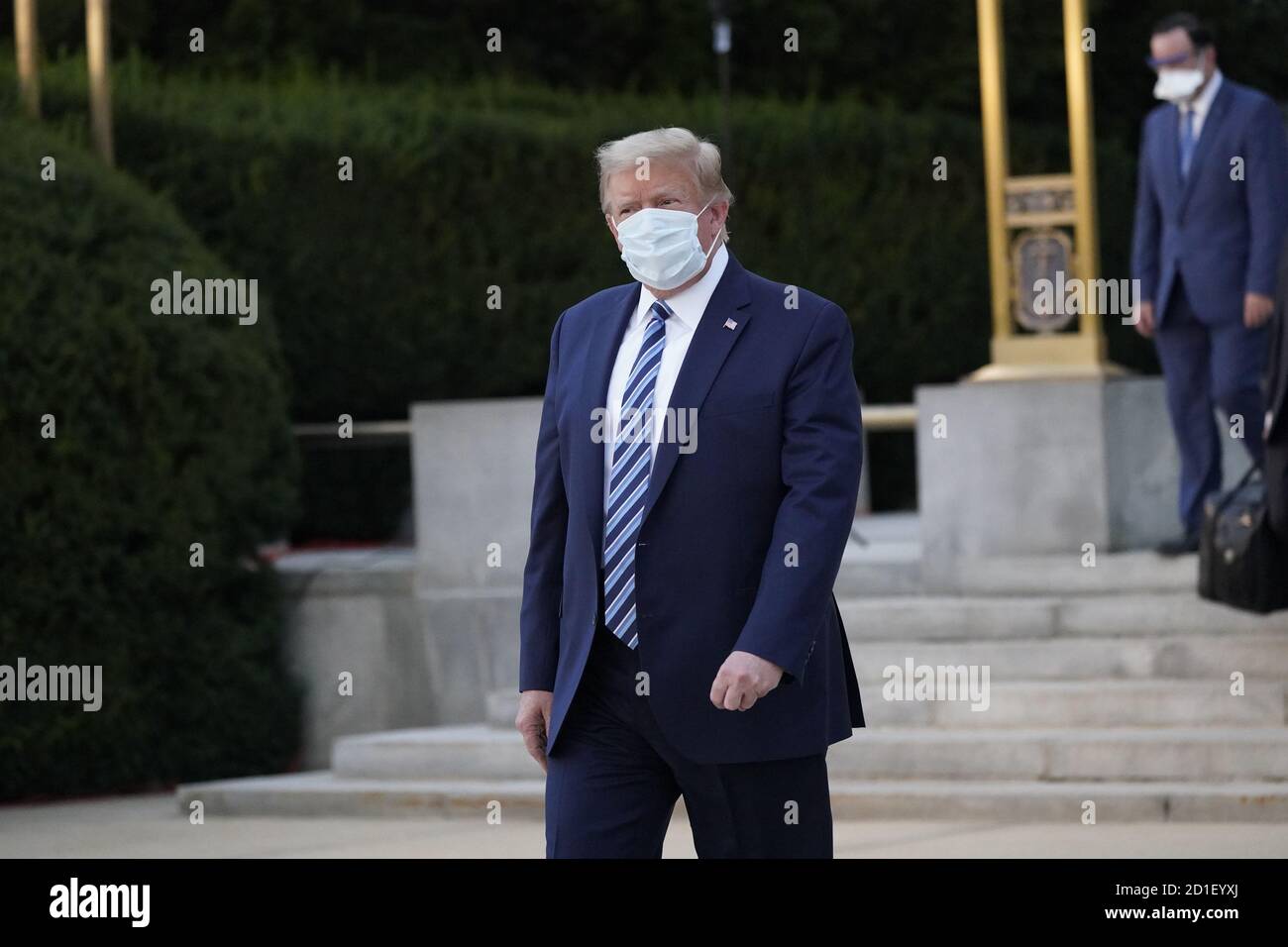 Washington, États-Unis. 05e octobre 2020. Le président Donald J. Trump sort du Walter Reed National Military Medical Center après plusieurs jours de traitement pour la COVID-19, et revient à la Maison Blanche à Washington, DC le lundi 5 octobre 2020. Photo de Chris Kleponis/UPI crédit: UPI/Alay Live News Banque D'Images