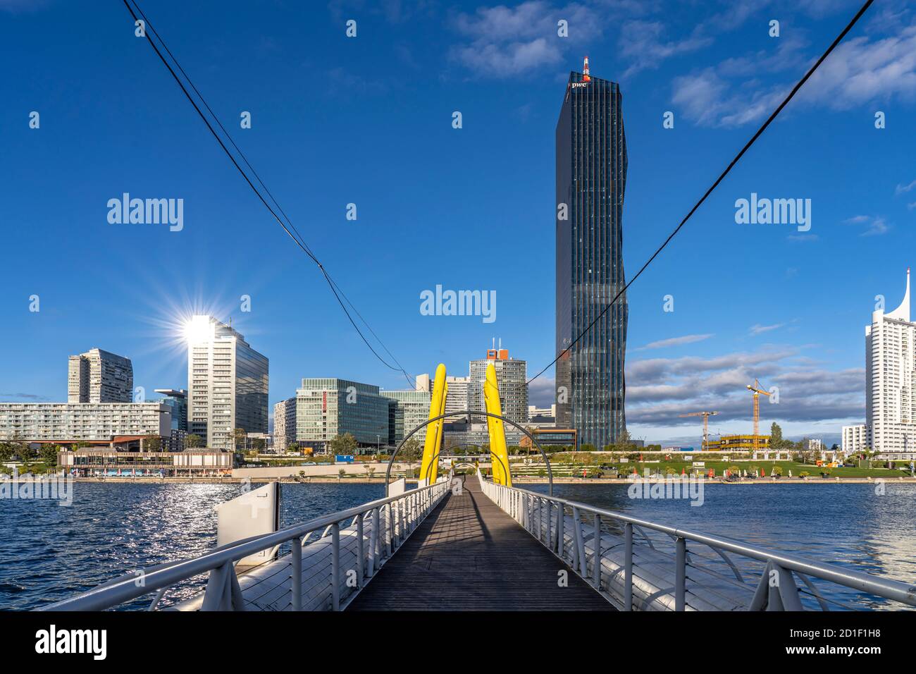 Pontonbrücke Ponte Cagrana und die Skyline der Donau City à Wien, Österreich, Europa | Pontoon Bridge Ponte Cagrana et les gratte-ciel de Donau City Banque D'Images