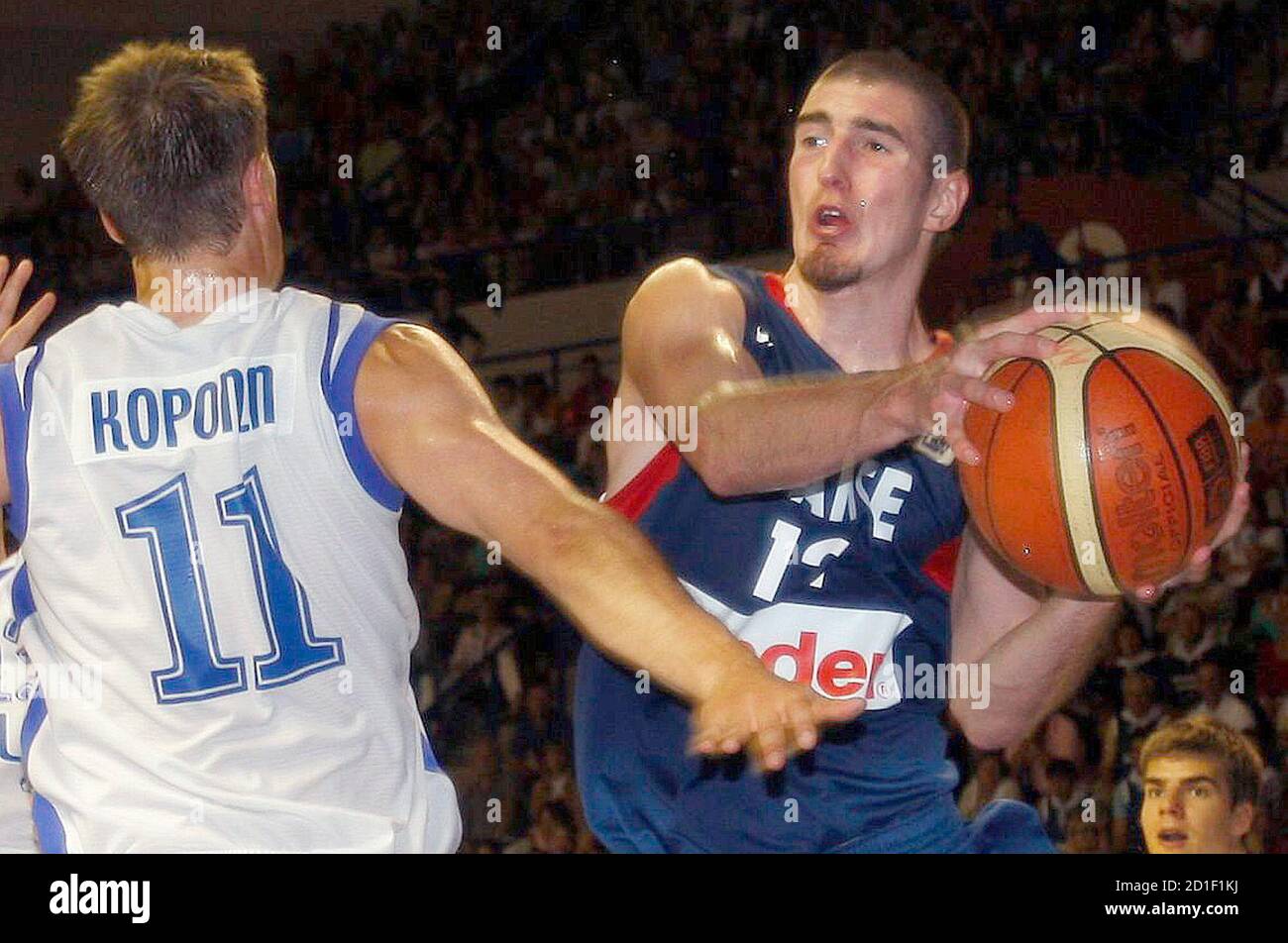 France's Nando De Colo (R) goes to basket against Finland's Petteri Koponen  during the Euro 2009 qualifying basketball game in Pau, southwestern  France, August 8, 2009. REUTERS/Regis Duvignau (FRANCE SPORT BASKETBALL  Photo