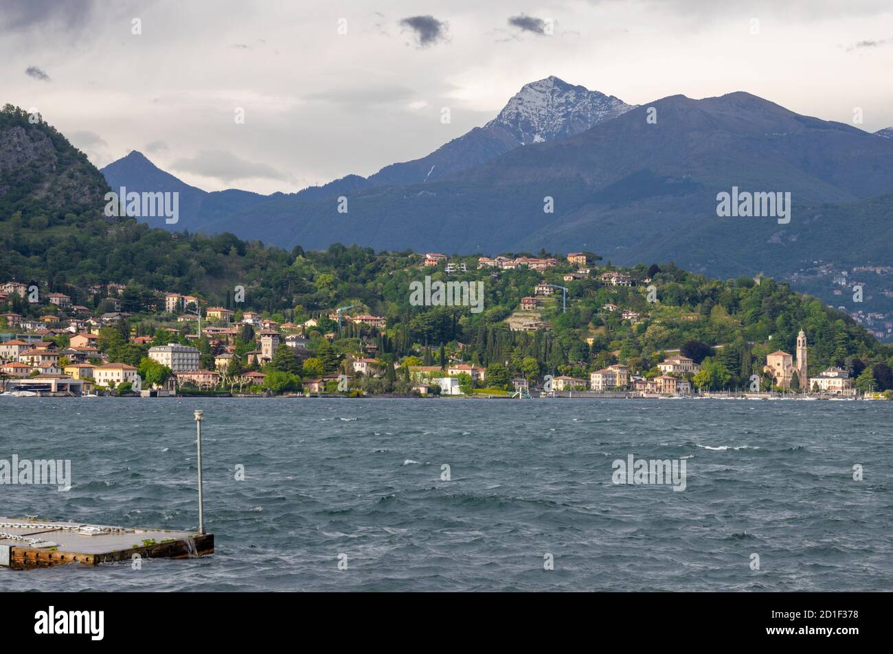 Le paysage des alpes au-dessus du lac Lago di Como près d'Azzano. Banque D'Images