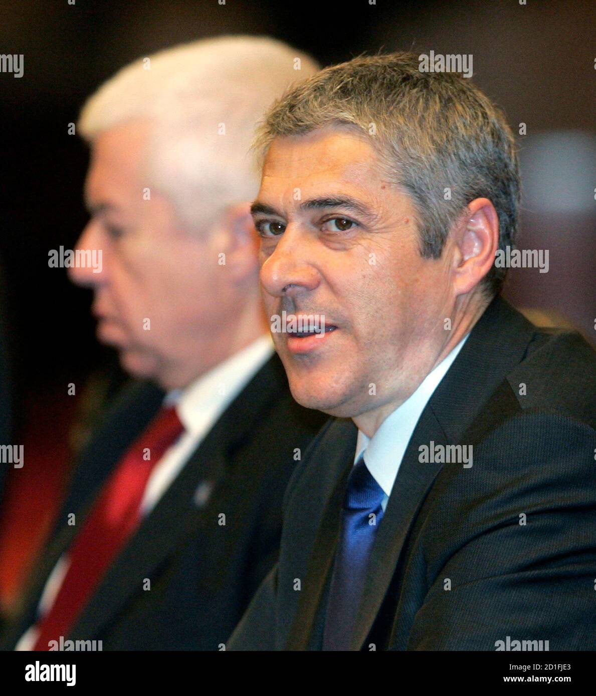 Portugal's Prime Minister Jose Socrates atttends China's Premier Wen Jiabao at the Great Hall of the People in Beijing January 31, 2007. REUTERS/Michael Reynolds/Pool (CHINA) Banque D'Images