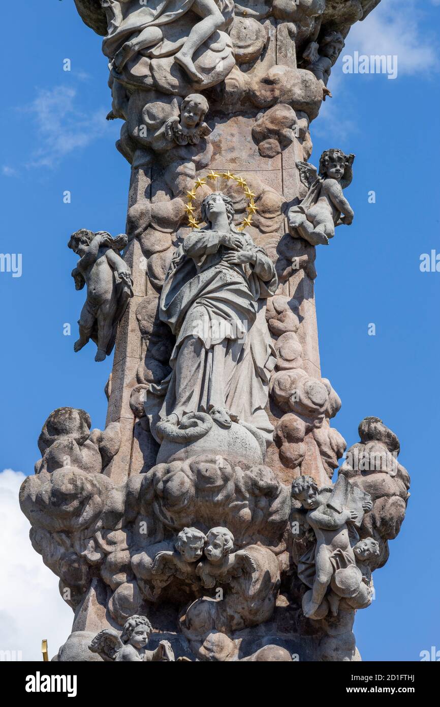 Kremnica - le détail de l'Immaculée de la colonne baroque de la Sainte Trinité par Dionyz Ignac Stanetti (1765 - 1772). Banque D'Images