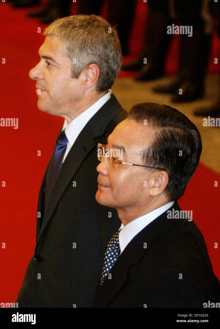 Chinese Prime Minister Wen Jiabao and visiting Portuguese counterpart Jose Socrates (L) review the honour guard during a welcoming ceremony at the Great Hall of the People in Beijing, January 31, 2007. REUTERS/Claro Cortes IV (CHINA) Banque D'Images
