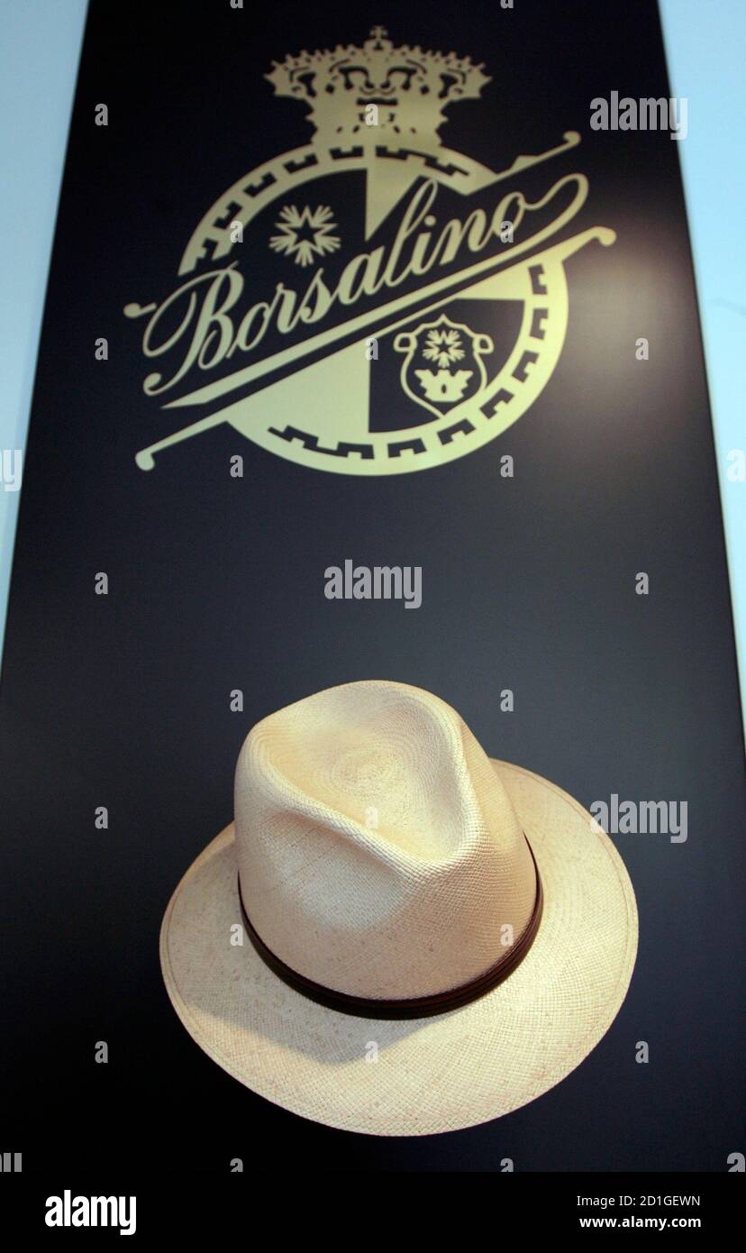 Un chapeau de style panama orne une exposition dans une boutique Borsalino  à Milan le 30 mai 2007. Favori du gangster de Chicago des années 1920 Al  Capone et de l'empereur japonais