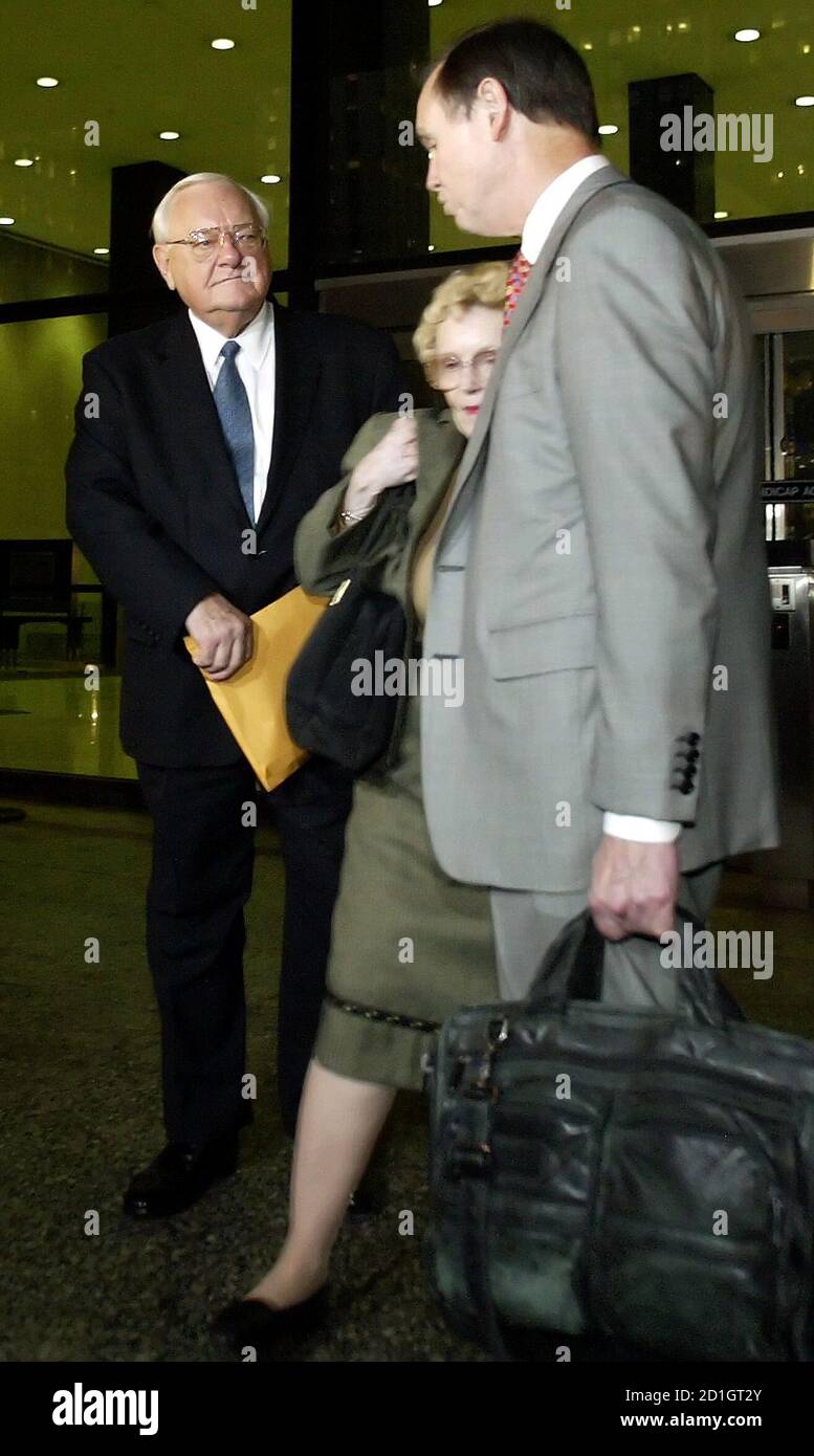 Former Illinois Governor George Ryan (L), wife Lura Lynn (C) and lead  attorney Dan Webb leave the Dirksen Federal Building in Chicago after  opening statements in Ryan's federal corruption trial September 28,