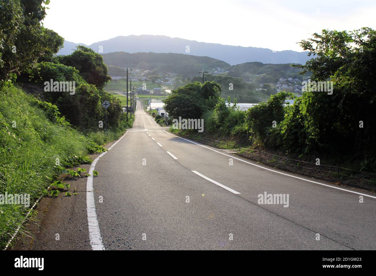 Route de campagne et coucher de soleil avec des montagnes comme arrière-plan à Asuka, Japon. Pris en septembre 2019. Banque D'Images