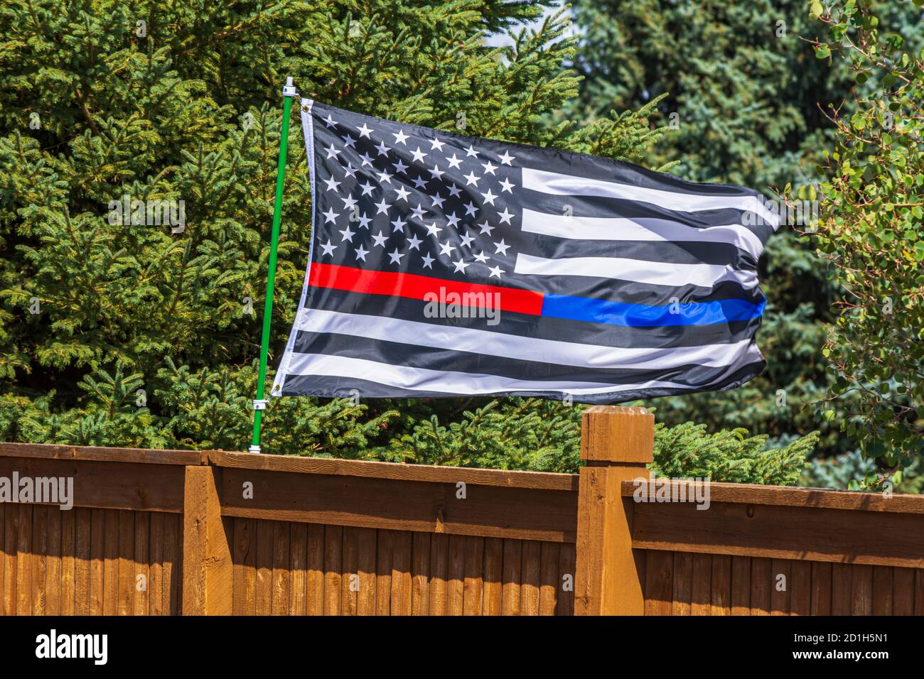 LE drapeau AMÉRICAIN a un fond noir - honore les hommes et les femmes courageux qui sont morts. Bande rouge = pompiers et bleu = police, Castle Rock Colorado États-Unis Banque D'Images