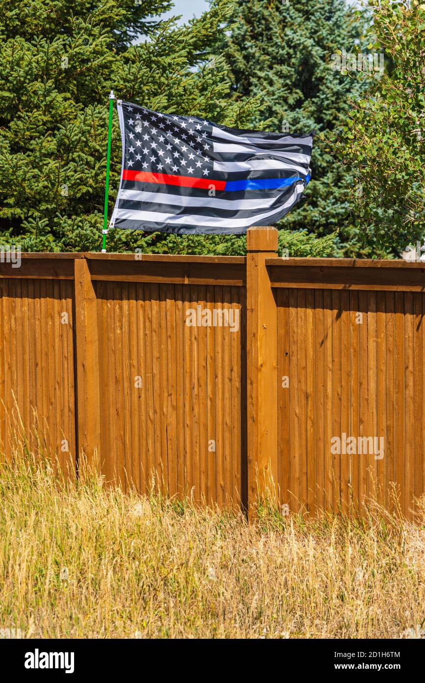 LE drapeau AMÉRICAIN a un fond noir - honore les hommes et les femmes courageux qui sont morts. Bande rouge = pompiers et bleu = police, Castle Rock Colorado États-Unis Banque D'Images
