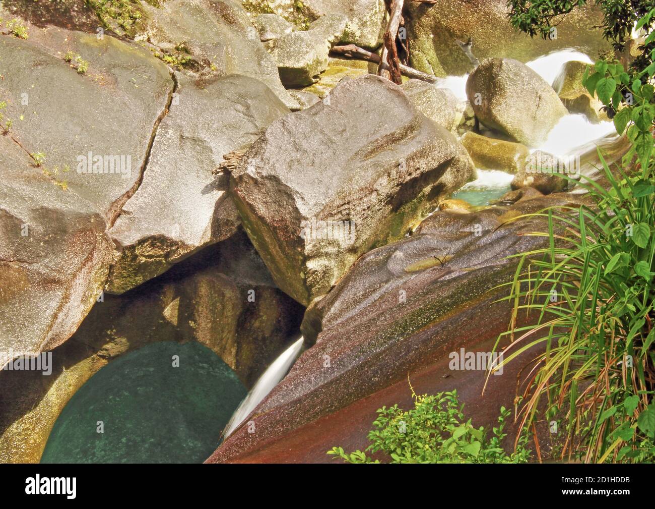 De Devils Pool Walk avec un peu d'eau vive et de granit Sur le spectacle à Babinda Creek à Babinda Boulders Banque D'Images