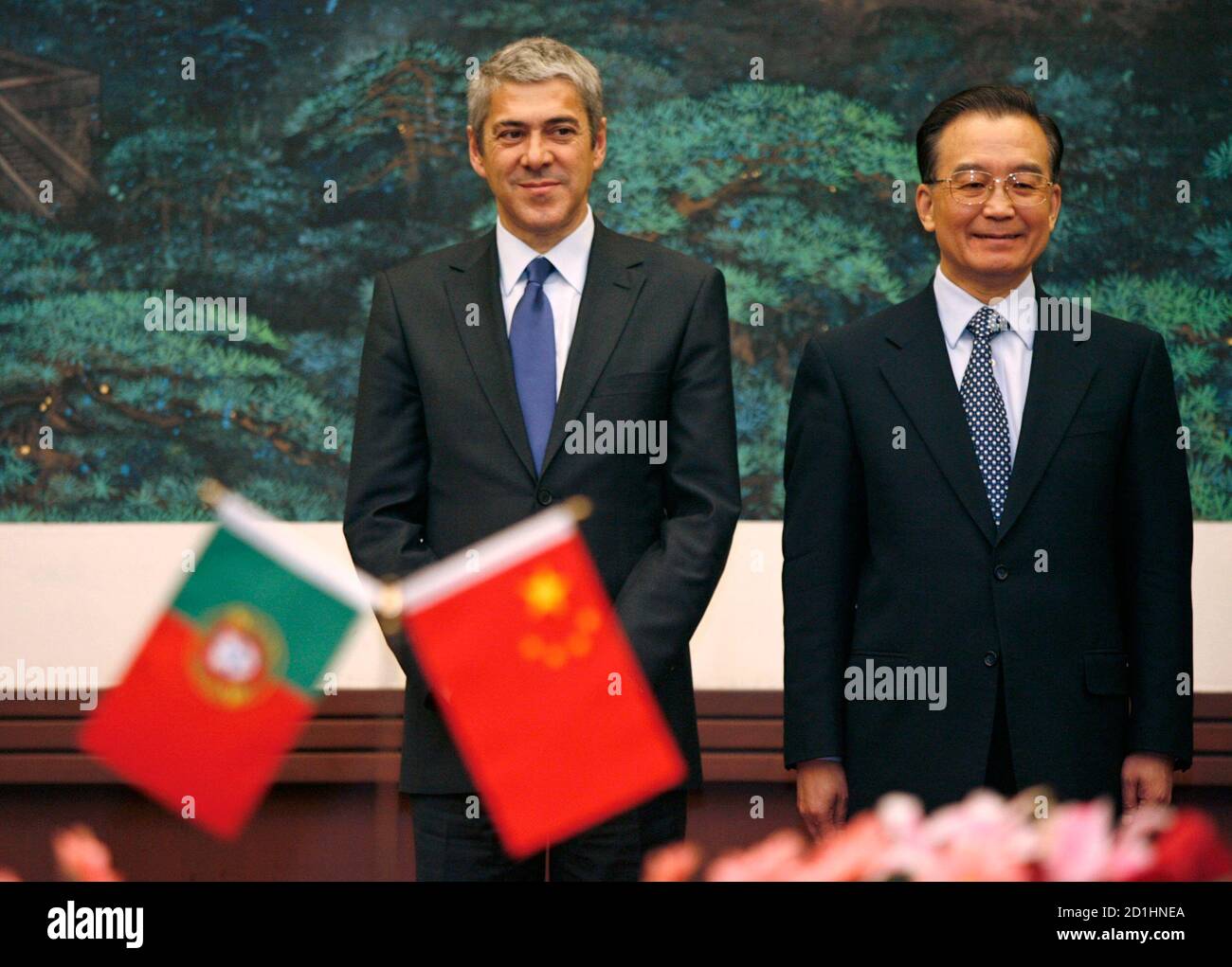 China's Prime Minister Wen Jiabao (R) and visiting Portuguese counterpart Jose Socrates wait for the bilateral agreement signing ceremony at the Great Hall of the People in Beijing January 31, 2007. REUTERS/Claro Cortes IV (CHINA) Banque D'Images
