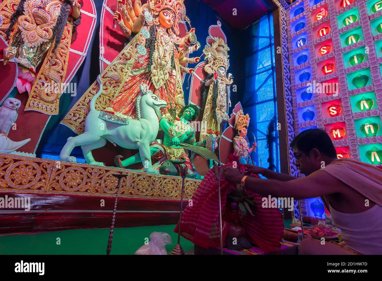 Howrah, Bengale occidental, Inde - 5 octobre 2019 : prêtres hindous couvrant les saints pots avec du gaamcha rouge, serviette, comme rituel pour le culte de la déesse Durga, Sho Banque D'Images