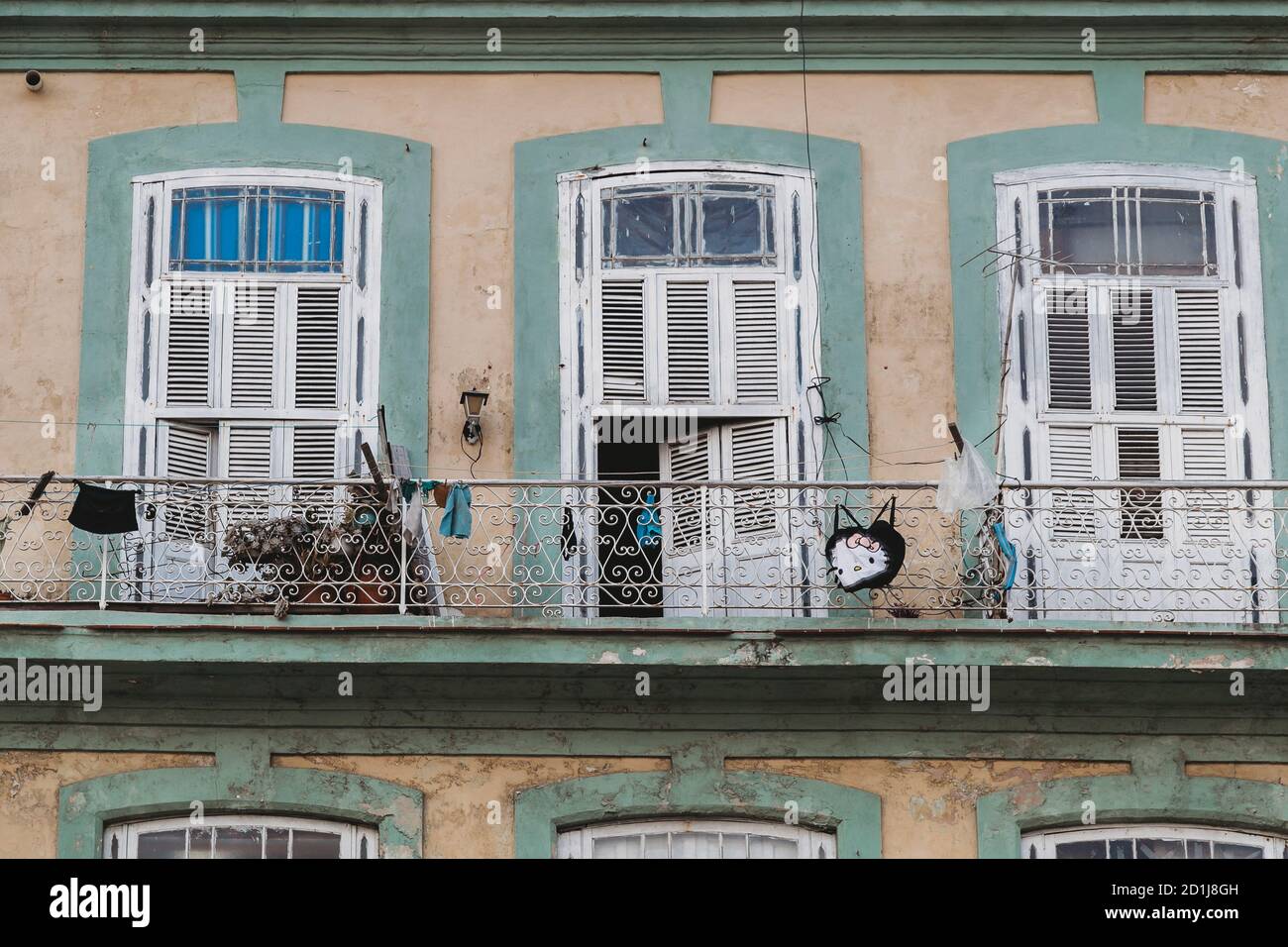 balcon d'un ancien bâtiment colonial, l'architecture typique de la vieille ville de la Havane (la Habana Vieja) Cuba Banque D'Images