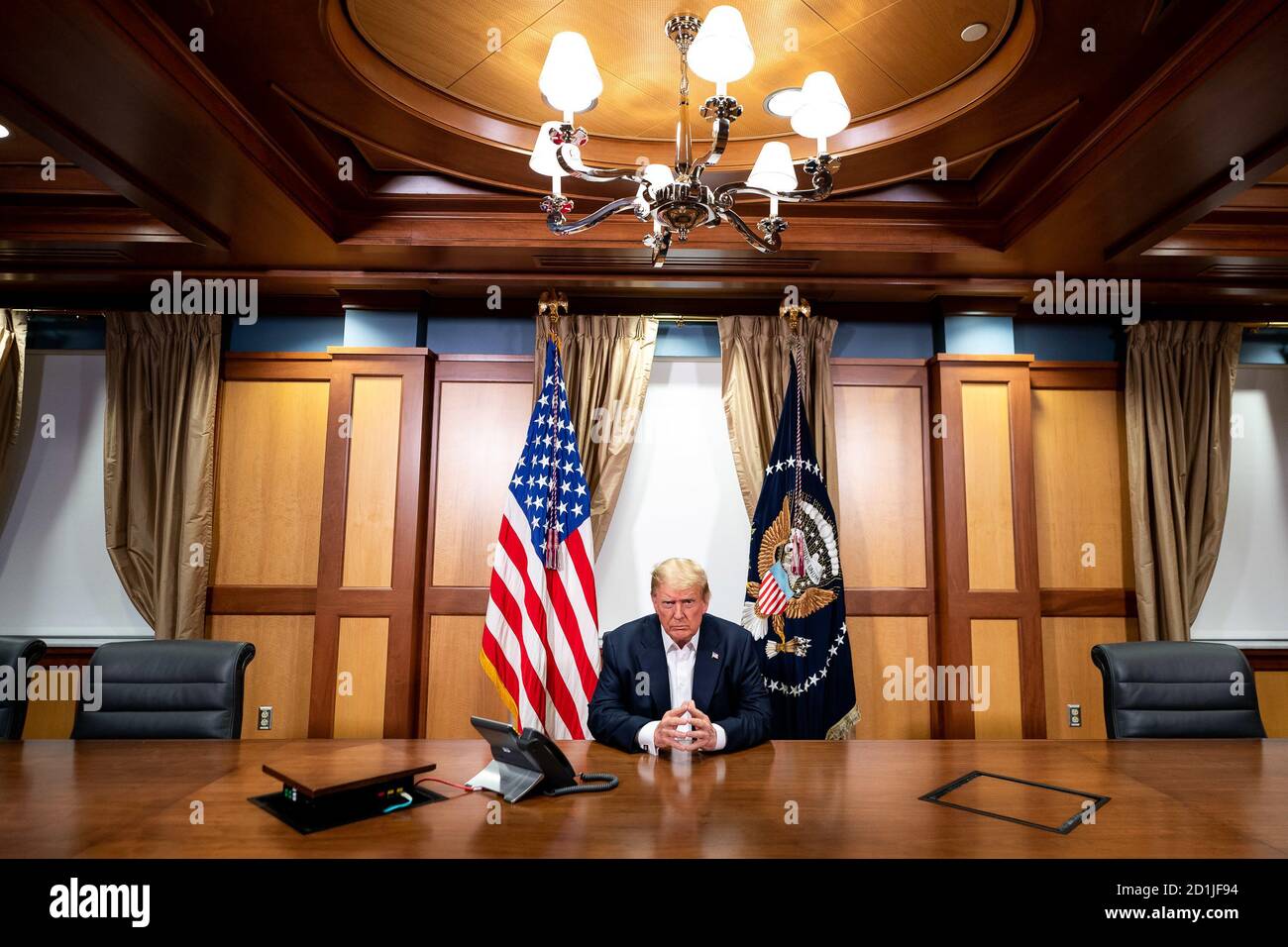 (201006) -- BEIJING, le 6 octobre 2020 (Xinhua) -- l'image fournie par la Maison Blanche montre le président américain Donald Trump participant à un appel téléphonique avec le vice-président Mike Pence, secrétaire d'État Mike Pompeo, Et le président des chefs d'état-major interarmées, le général Mark Milley, d'une salle de conférence au Walter Reed National Military Medical Center à Bethesda, Maryland, États-Unis, le 4 octobre 2020. (TIA Dufour/The White House/document via Xinhua) Banque D'Images