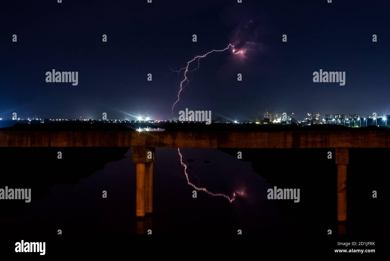 Tempête de foudre avec le reflet de la foudre au-dessus de la ville mariée. Coup de foudre lors d'un orage sur la ville métropolitaine. Ciel sombre avec rebord Banque D'Images