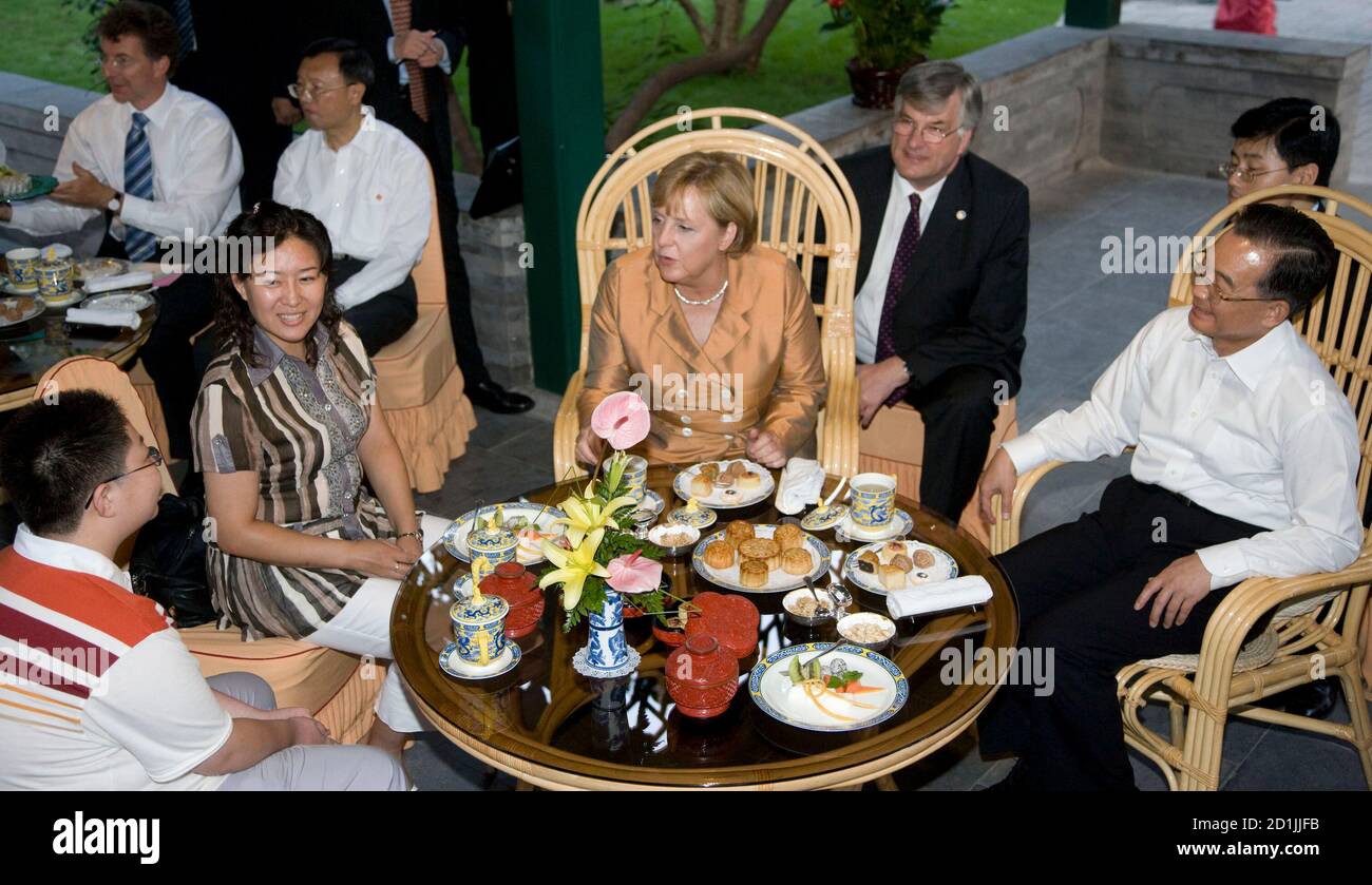 Le Premier ministre chinois Wen Jiabao (R) siège avec la chancelière allemande Angela Merkel (C) dans un salon de thé à Zhongshan Park, à côté de la Cité interdite à Beijing le 27 août 2007. REUTERS/Adrian Bradshaw/Pool (CHINE) Banque D'Images