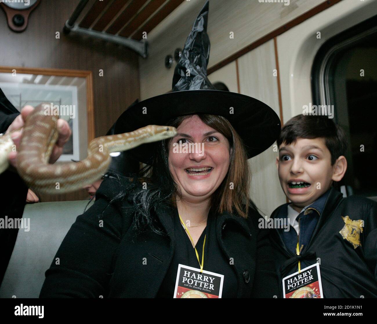 Harry Potter fans Maria (L) and Anthony Notaras react to the sight of a Python during a train journey before the world-wide release of "Harry Potter and the Deathly Hallows" in Sydney July 21, 2007. The book, the last of a series of seven novels, was written by British author J.K. Rowling. REUTERS/Will Burgess (AUSTRALIA) Banque D'Images