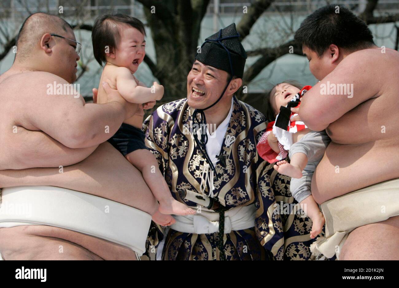 Images Rnps De L Annee 07 Les Bebes Detenus Par Des Lutteurs Amateurs De Sumo Pleurent Bruyamment Lors D Un Concours De Pleurs Au Temple Sensoji A Tokyo Le 28 Avril 07 Quatre Vingt Quatre
