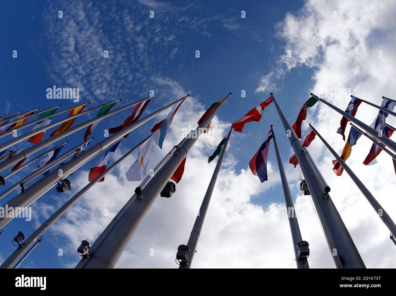 Flags of European Union member states fly in front of the European Parliament building in Strasbourg July 13, 2009, on the eve of the election of its new president. REUTERS/Vincent Kessler  (FRANCE POLITICS) Banque D'Images