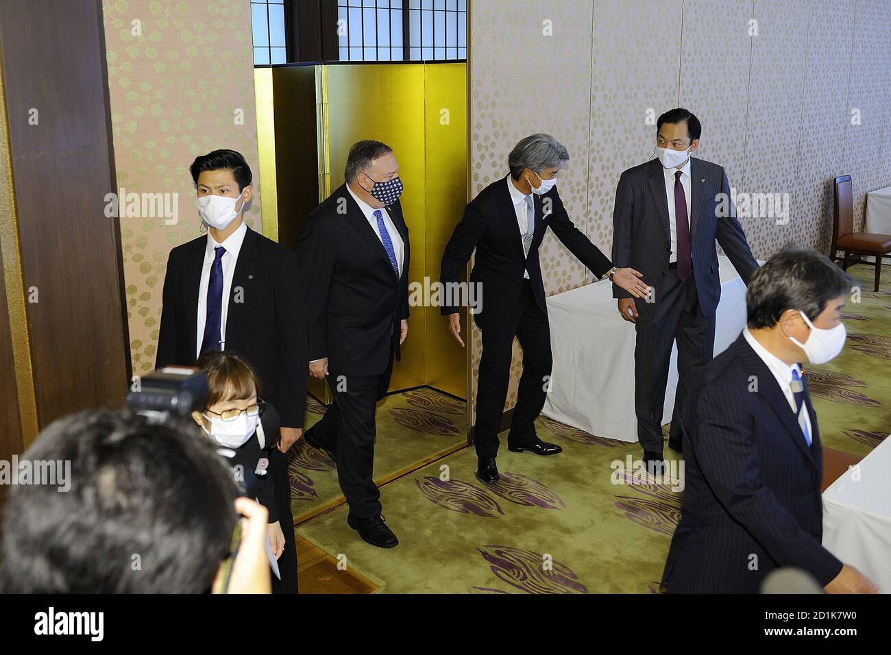 Tokyo, Japon. 6 octobre 2020. TOKYO, JAPON - OCTOBRE 06 : le secrétaire d'État américain Mike Pompeo (2e-L) et le ministre japonais des Affaires étrangères Toshimitsu Motegi (1er-R) au début des ministres japonais des Affaires étrangères à Tokyo, au Japon, le 06 octobre 2020, Avant la réunion des ministres des Affaires étrangères Japon-États-Unis-Australie-Inde le même jour pour affirmer leur engagement en faveur d'une région libre et ouverte de l'Indo-Pacifique comme un contrepoids à la croissance de la Chine dans la région. Crédit : POOL/ZUMA Wire/Alay Live News Banque D'Images