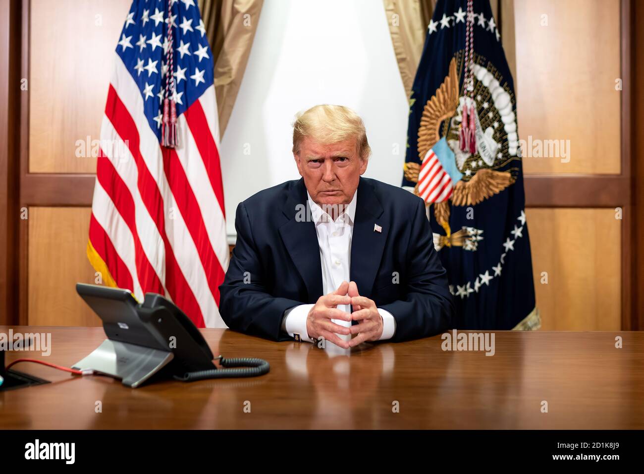 Le président Trump travaille au centre médical militaire national Walter Reed le président Donald J. Trump travaille dans la suite présidentielle au centre médical militaire national Walter Reed à Bethesda, au Maryland, le samedi 3 octobre 2020, après avoir été testé positif pour le COVID-19 le jeudi 1er octobre 2020. Banque D'Images