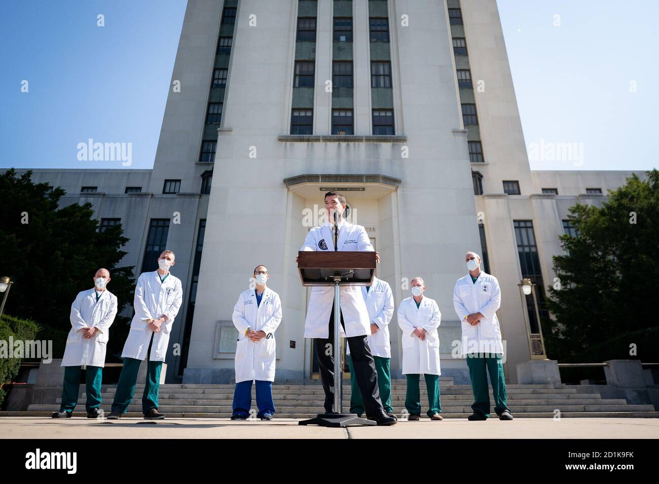 Conférence de presse au Centre médical militaire national Walter Reed médecin au président le docteur Sean Conley, accompagné de membres de l’équipe médicale du président, prononce une allocution aux journalistes le dimanche 4 octobre 2020, au Centre médical militaire national Walter Reed à Bethesda, au Maryland Banque D'Images