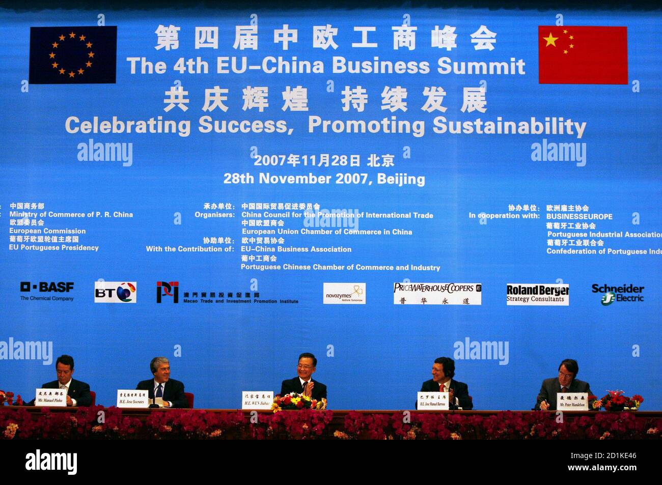 Le Premier ministre chinois Wen Jiabao (C) s'oppose à ce qu'il siège entre le Premier ministre portugais et le président de l'Union européenne José Socrates (2e L) et le président de la Commission européenne Jose Manuel Barroso (2e R) Lors de la cérémonie de clôture du 4ème Sommet des affaires Union européenne-Chine dans la Grande salle du peuple à Beijing le 28 novembre 2007. Le ministre portugais de l'économie Manuel Pinho (L) et le commissaire européen au commerce Peter Mandelson (R) y regardent. REUTERS/David Gray (CHINE) Banque D'Images