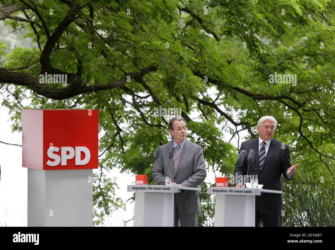 Frank-Walter Steinmeier (R), Germany's Social Democratic candidate for chancellor and SPD leader Franz Muentefering address the media in Potsdam, July 30, 2009. REUTERS/Tobias Schwarz (GERMANY POLITICS ELECTIONS) Banque D'Images