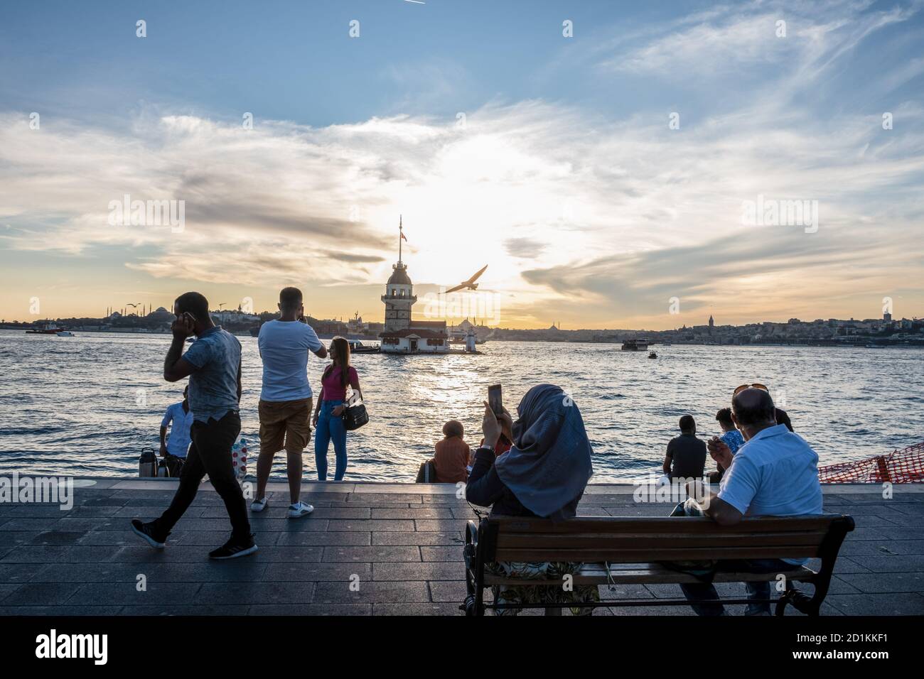 Istanbul, Turquie. 2 octobre 2020. Les gens regardent le coucher du soleil le long du bord de mer d'Uskudar avec la tour de la jeune fille historique en arrière-plan. Credit: Resul Kaboglu/SOPA Images/ZUMA Wire/Alamy Live News Banque D'Images