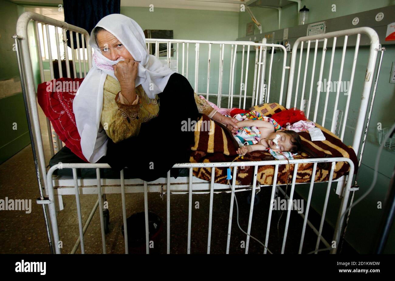 Lit Double Et Lit Bebe A Cote Dans Une Chambre D Hopital Signifiait Pour La Mere Et L Enfant Apres L Accouchement Avec Le Berceau Juste A Cote De Bed Photo Stock Alamy