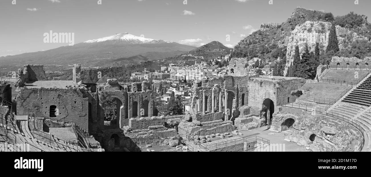 Taormina - Le théâtre grec avec le Mt. L'Etna et la ville. Banque D'Images