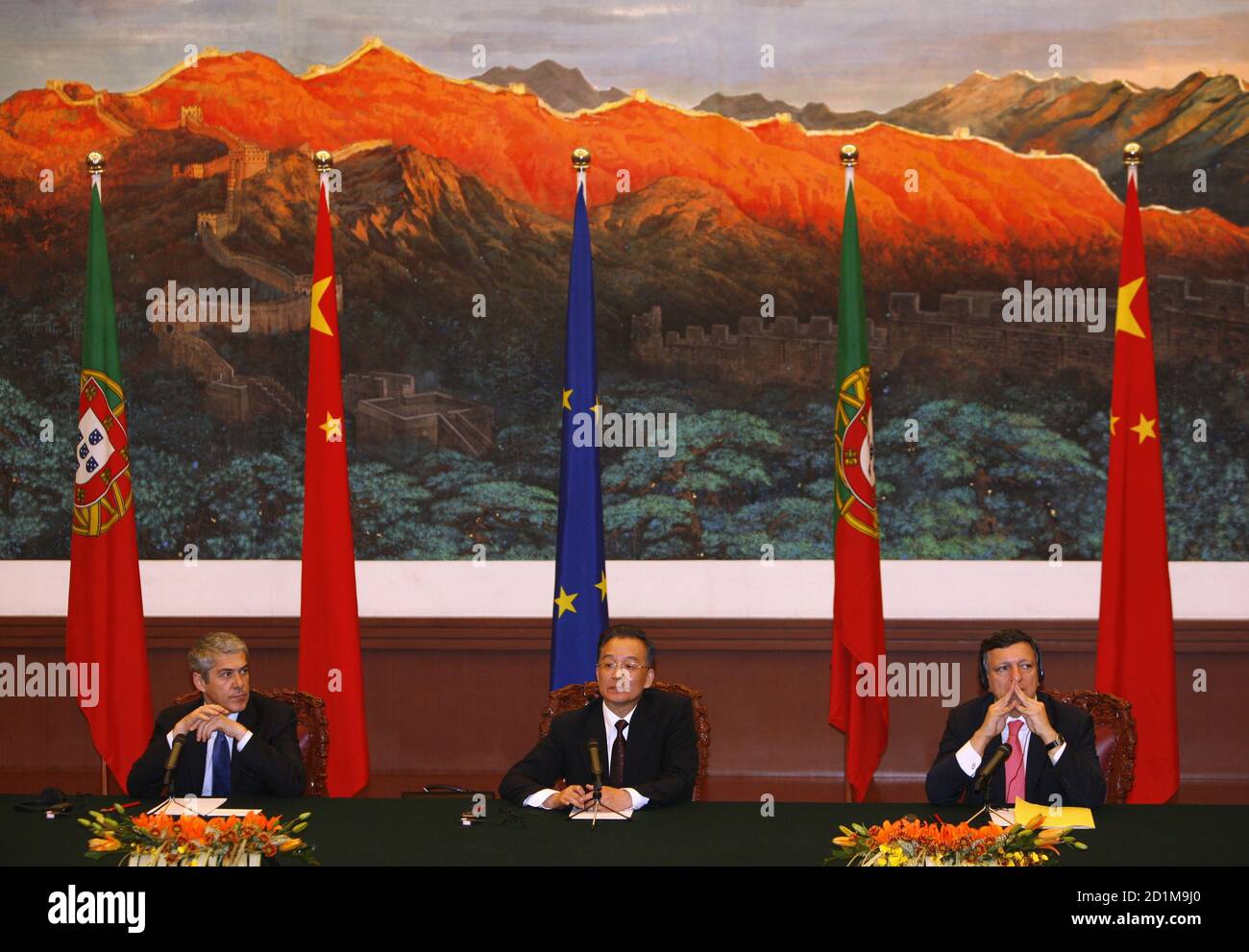 Portugal's Prime Minister and European Union President Jose Socrates (L) and European Commission President Jose Manuel Barroso (R) listen as China's Premier Wen Jiabao (C) answers questions during a press conference after their meeting in the Great Hall of the People in Beijing November 28, 2007. REUTERS/David Gray (CHINA) Banque D'Images