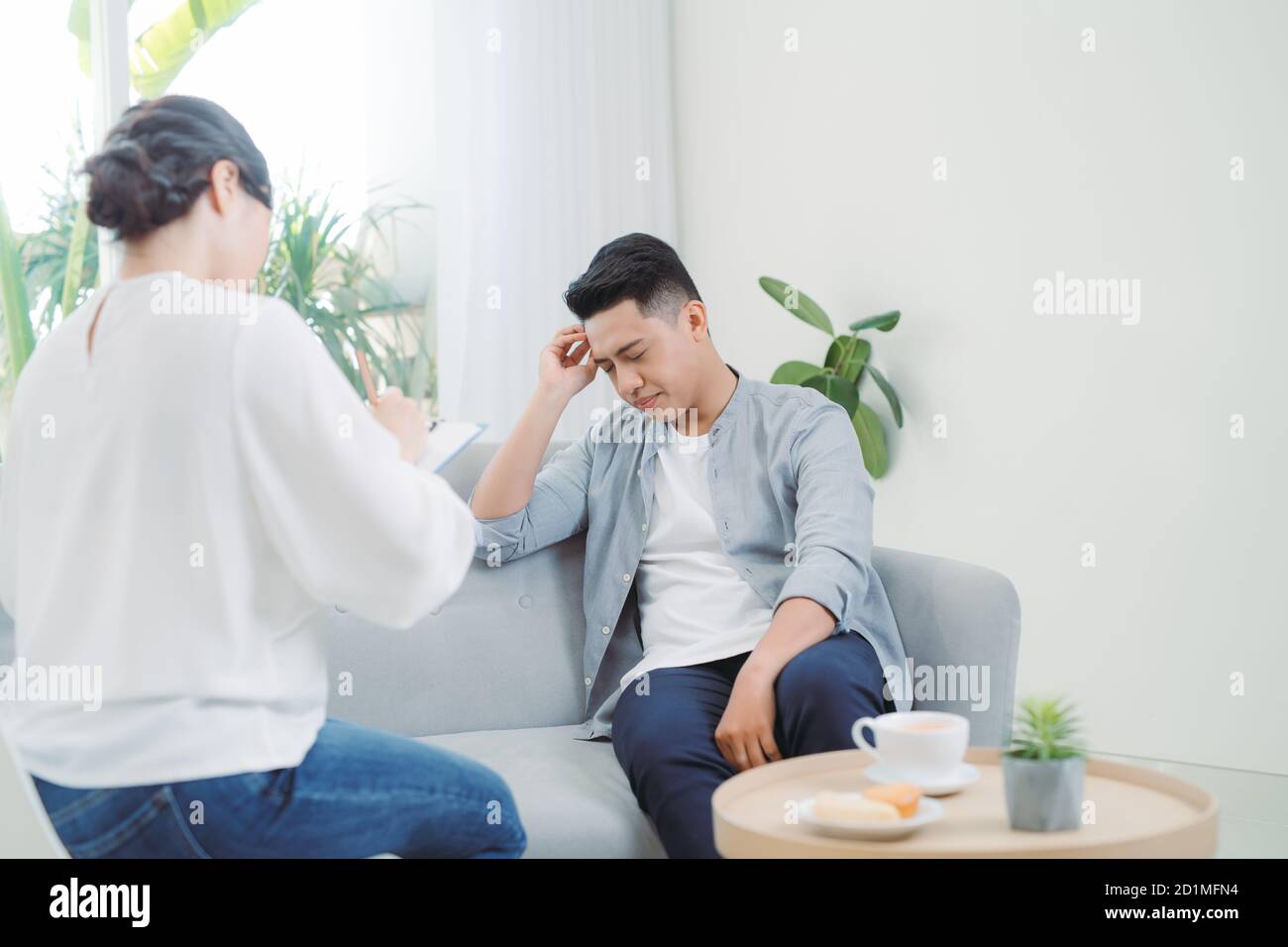 Séance de consultation et de thérapie psychologique. Homme en stress en train de raconter émotionnellement sa dépression et ses problèmes au médecin. Banque D'Images