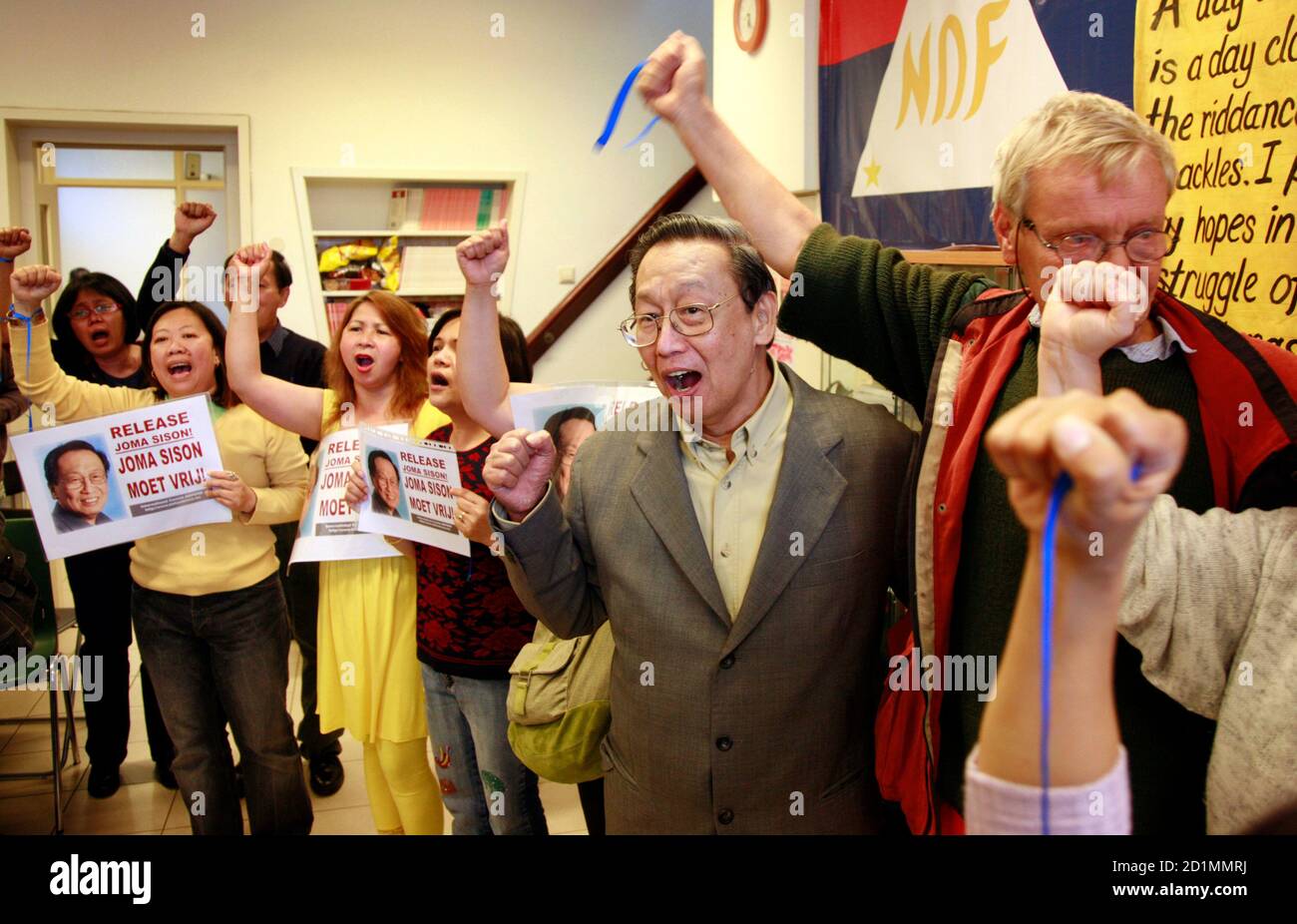 José Maria Sison (2e R), fondateur du Parti communiste philippin, chante  avec des compatriotes à son siège à Utrecht le 13 septembre 2007. Un  tribunal néerlandais a ordonné la libération de Sison