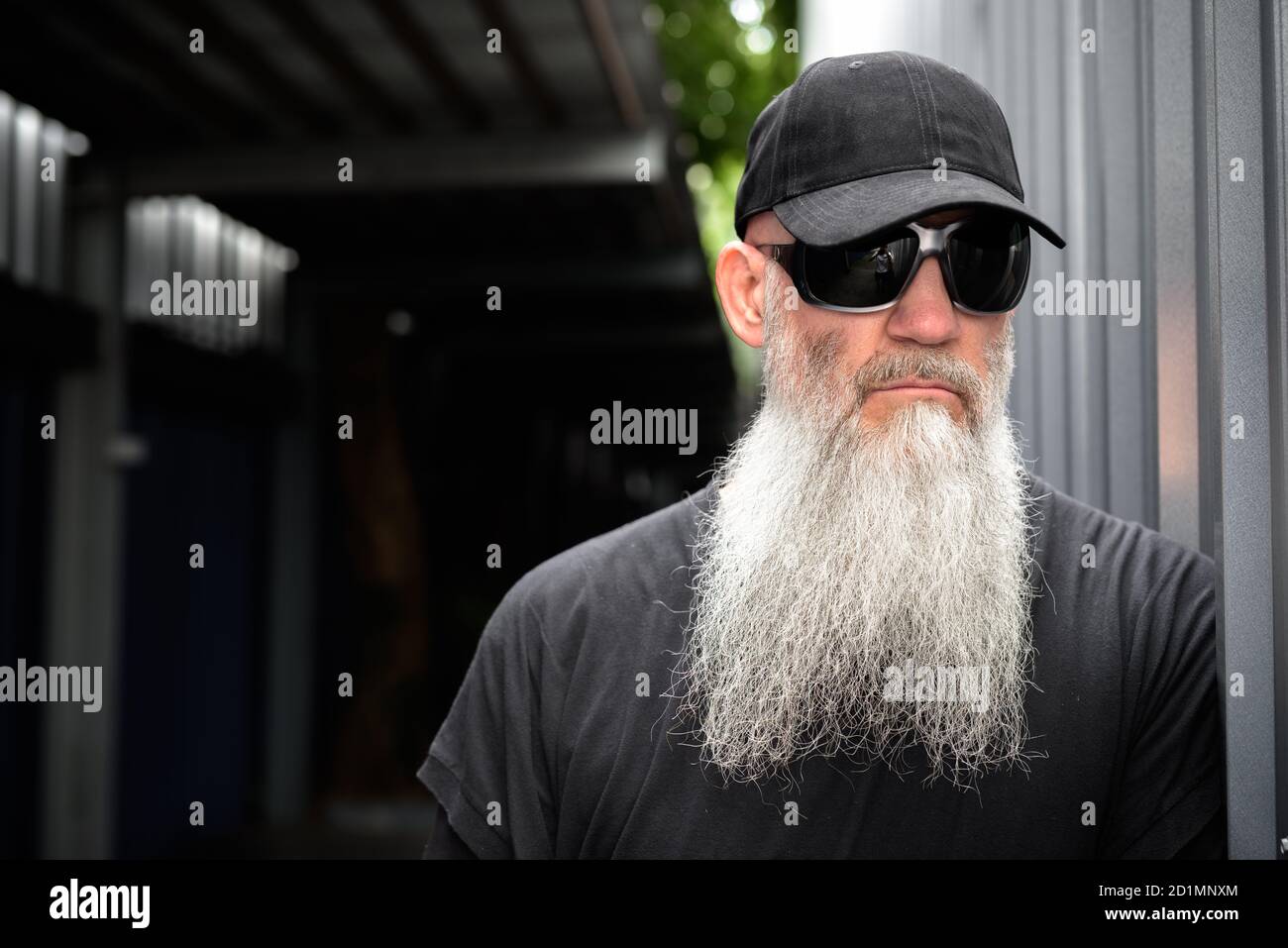 Boxer taille basse à barbe mature avec casquette et lunettes de soleil  pensant à l'extérieur Photo Stock - Alamy