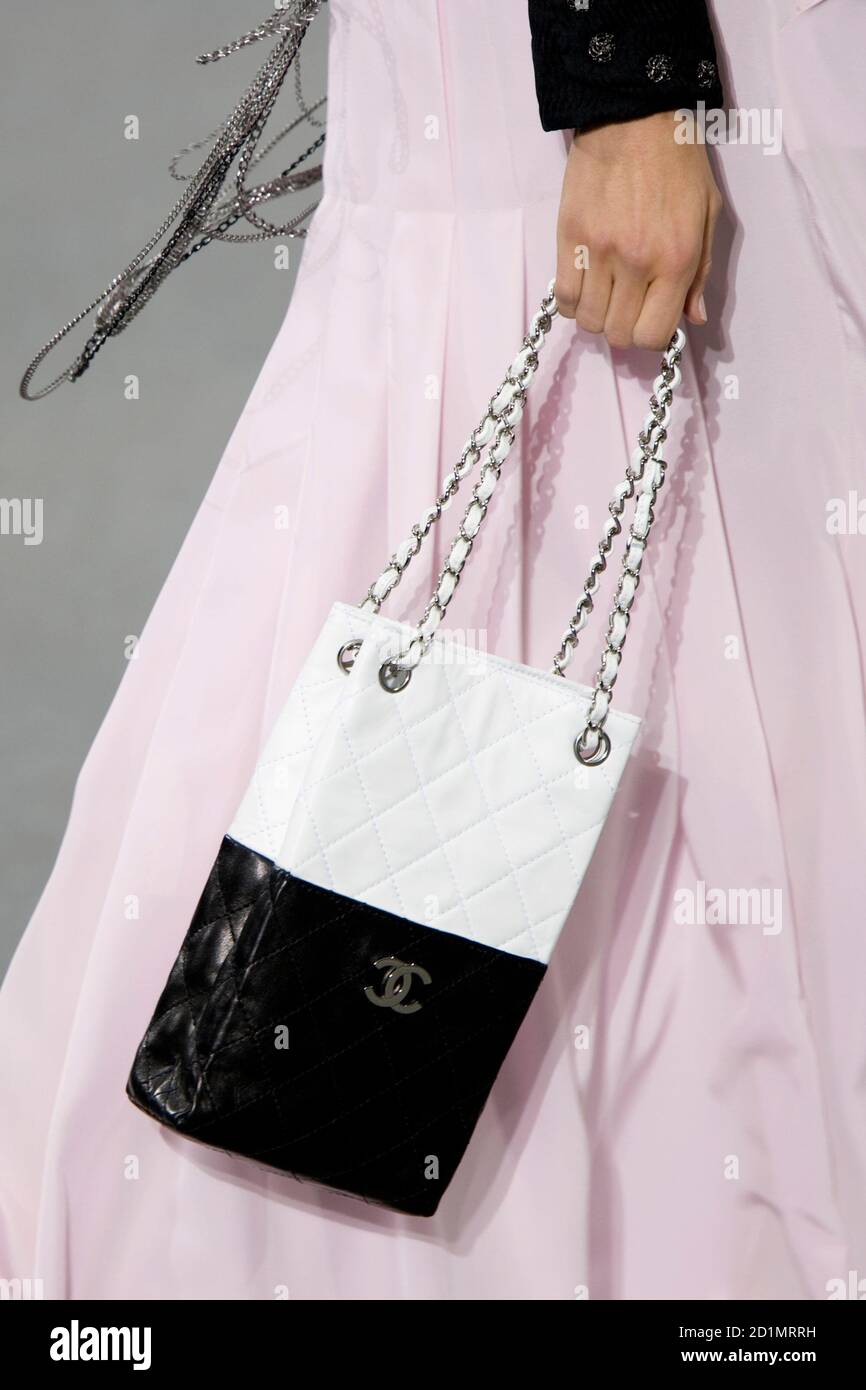 Un modèle présente ce sac à main du designer allemand Karl Lagerfeld pour  la maison de mode française Chanel lors de leur défilé prêt-à-porter  printemps/été 2009 à Paris le 3 octobre 2008.